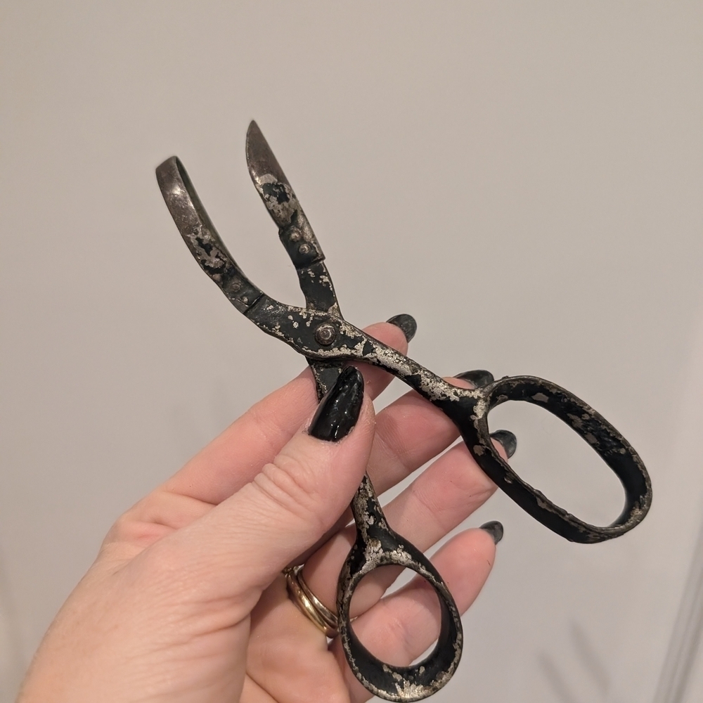 Vintage Metal Scissors - Picture 5 of 7